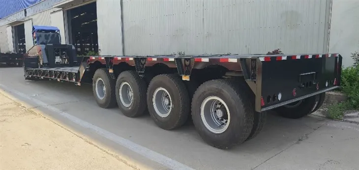 Semi-remorque de transport à châssis surbaissé à quatre essieux
