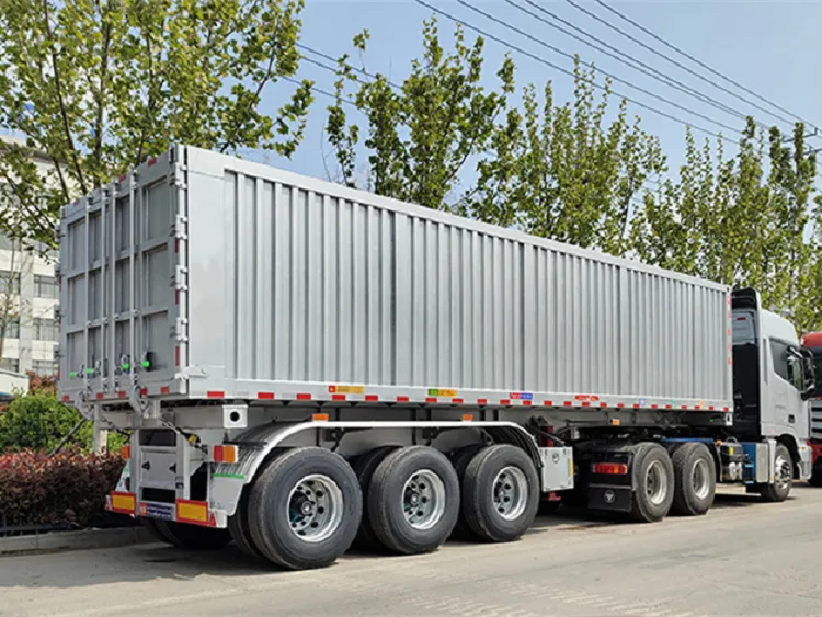 Camion-benne basculant latéral